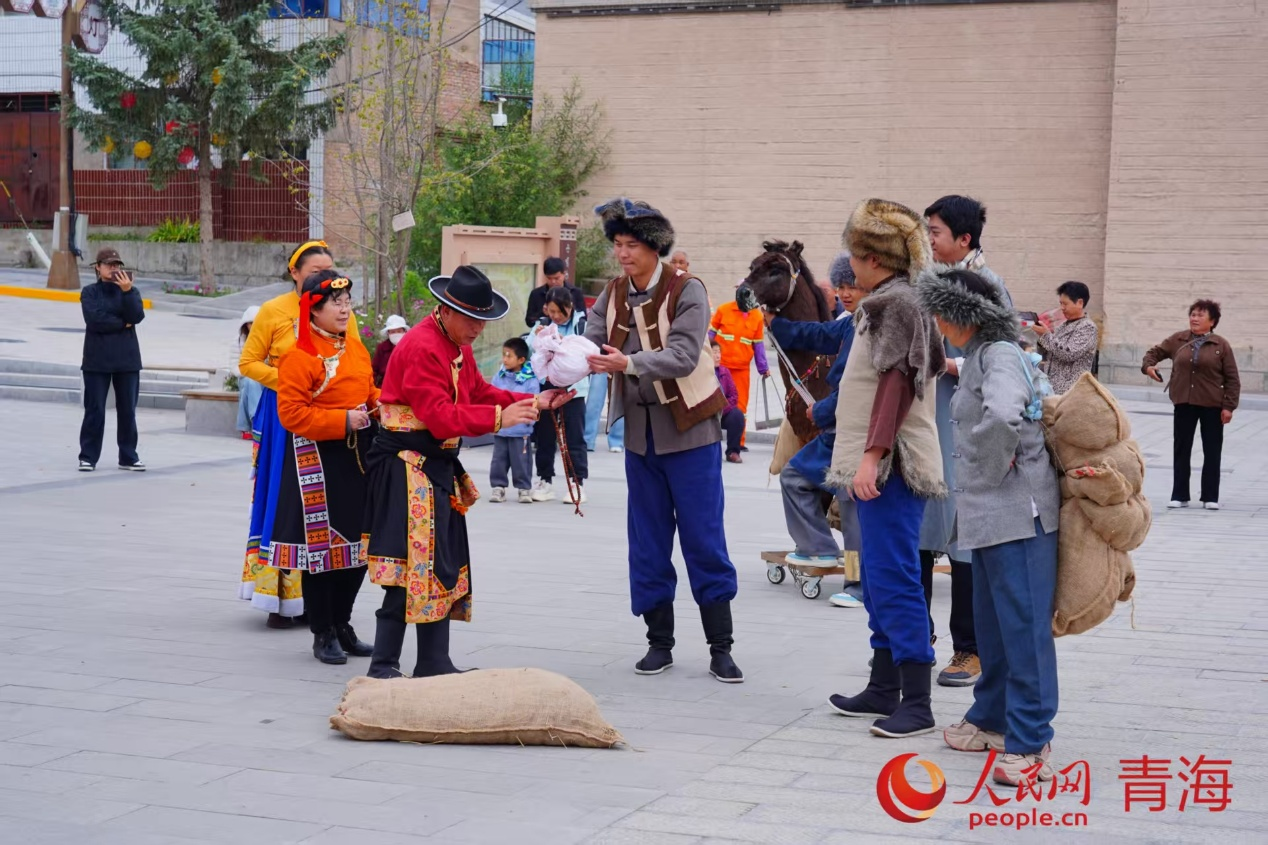 情景劇生動(dòng)再現(xiàn)茶馬商道上以物易物的交易場(chǎng)景。 實(shí)習(xí)生 孟啟昇攝