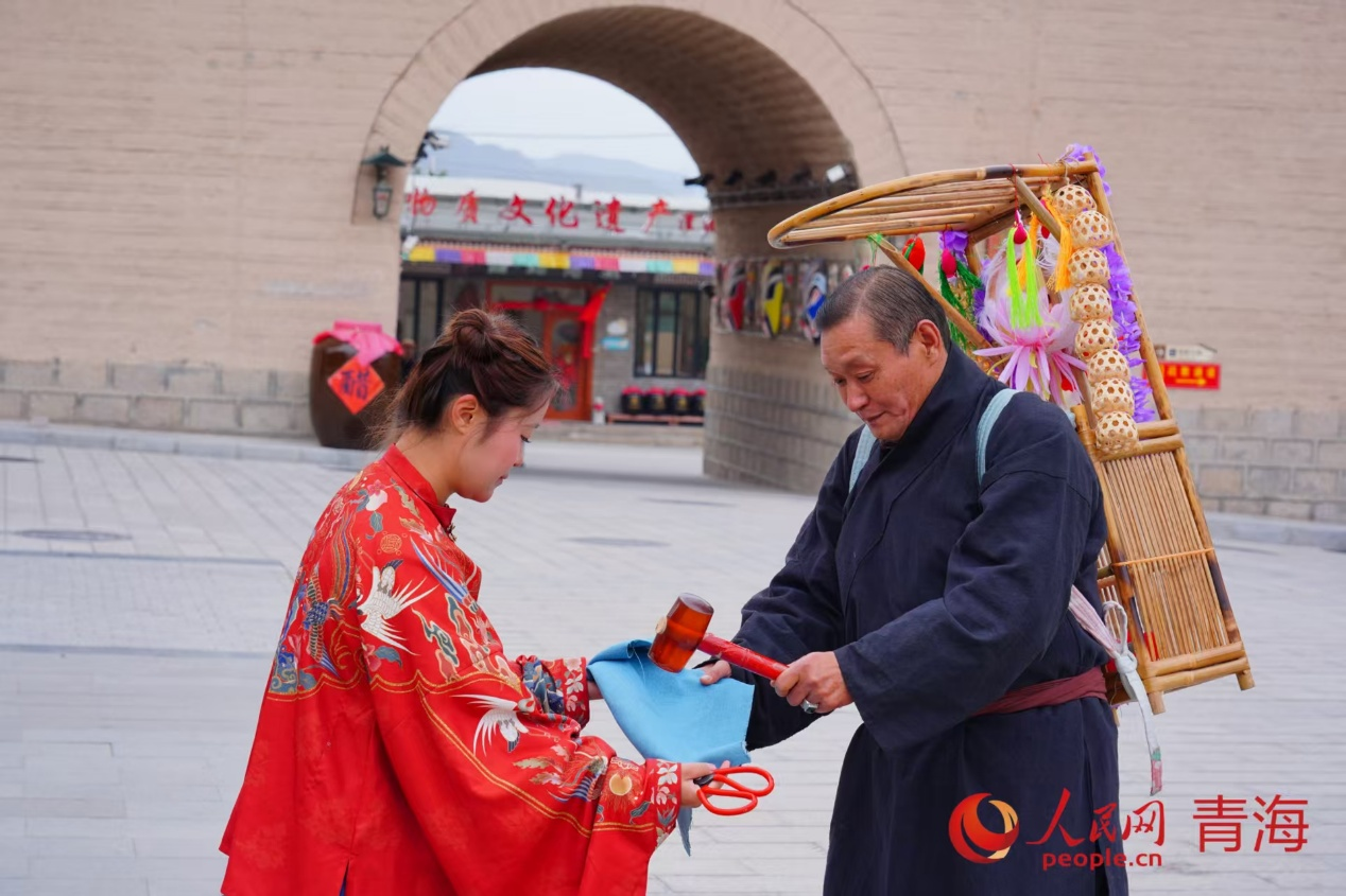 古道商隊(duì)原汁原味的交易瞬間。 實(shí)習(xí)生 孟啟昇攝