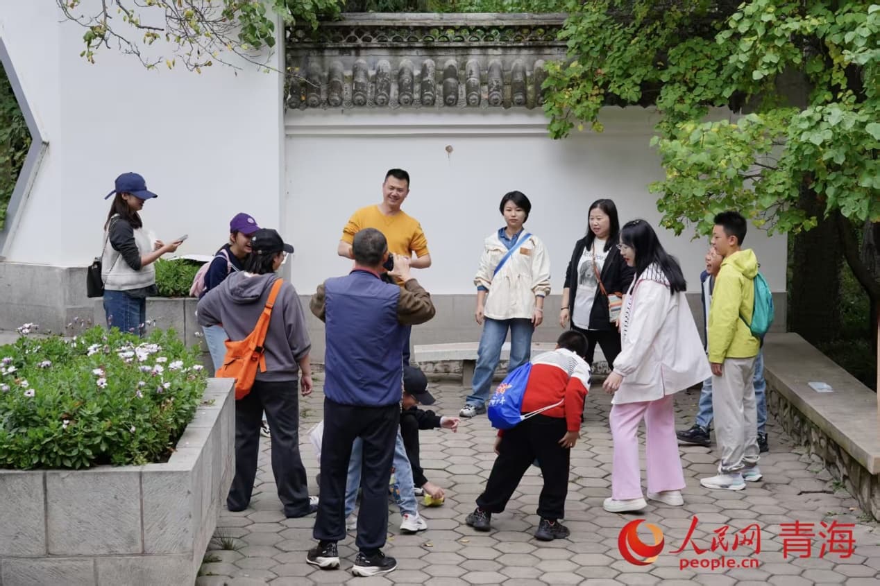 秋游植物園，笑語盈滿園。實(shí)習(xí)生 孟啟昇攝