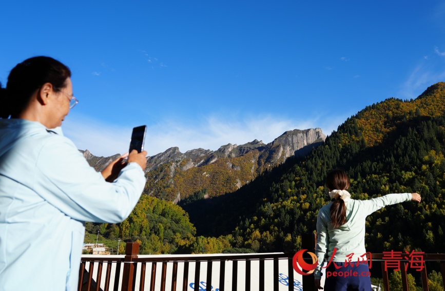 游客打卡群加秋日美景。人民網(wǎng)記者  甘海瓊攝
