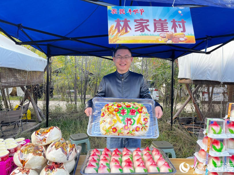村民展示青海特色月餅。實(shí)習(xí)生 馬司宇攝