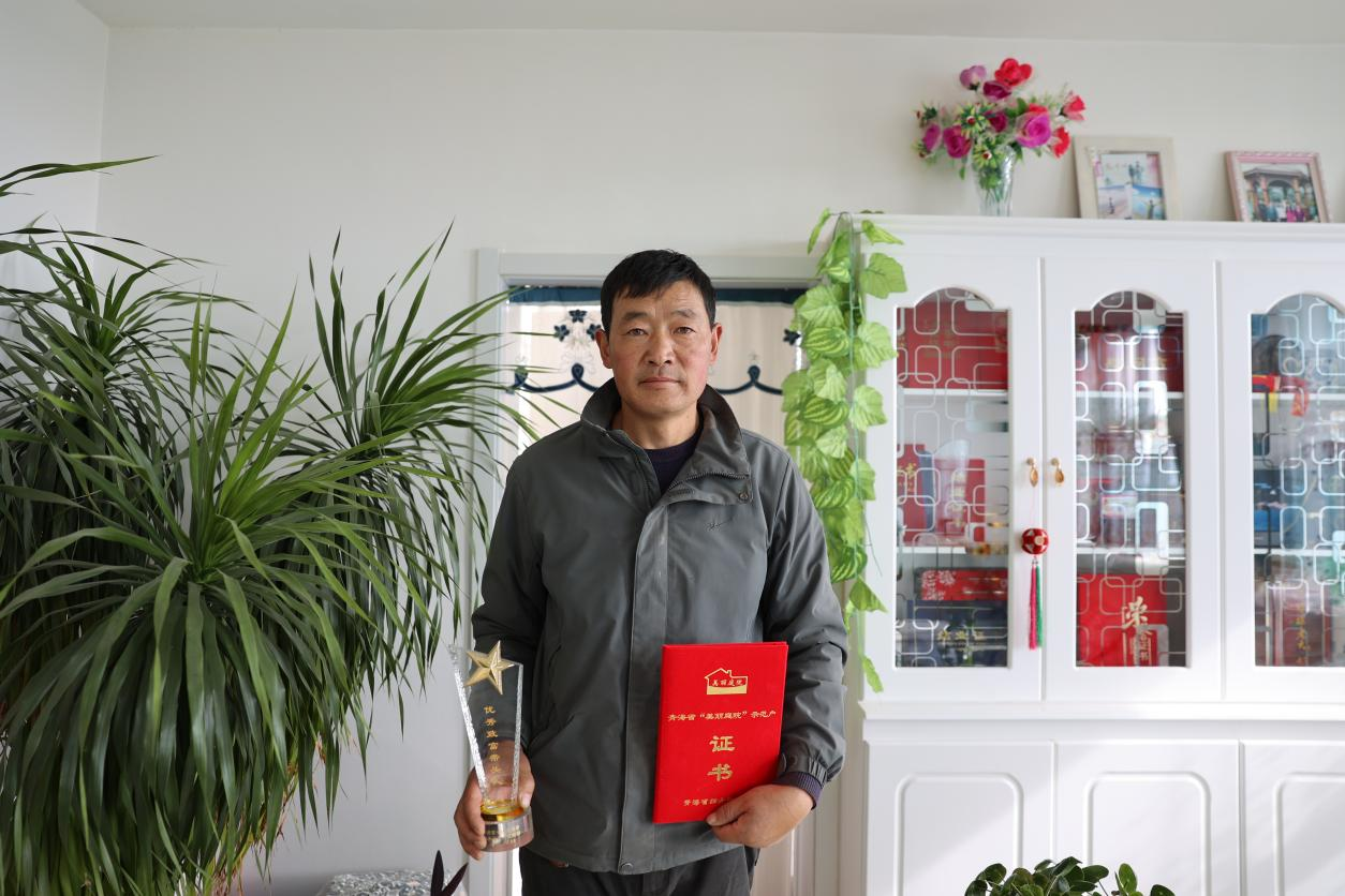 近年來，劉占龍帶領(lǐng)村民們致富增收，獲得不少榮譽(yù)。馬和鈺攝