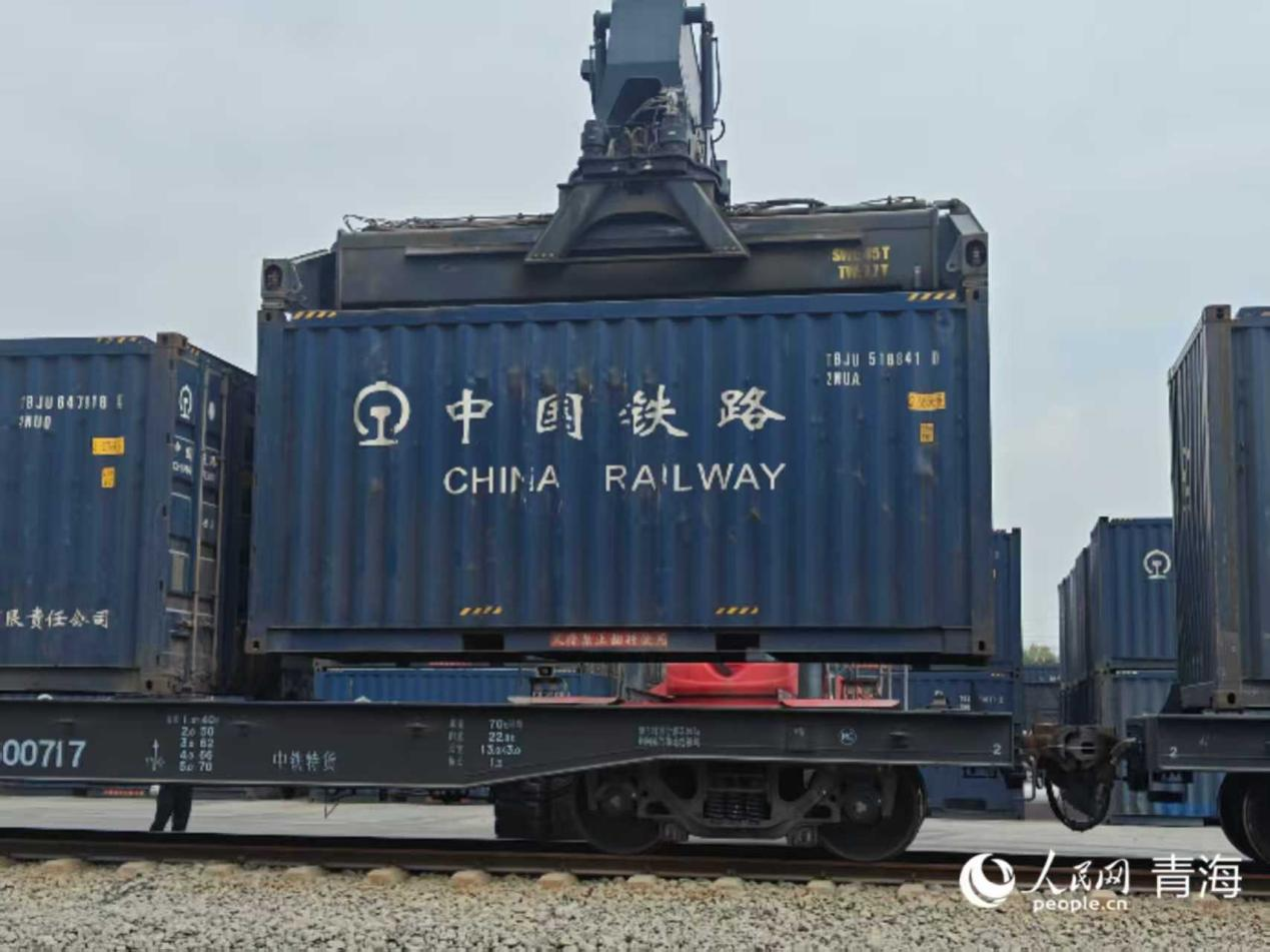 裝載物資。實習(xí)生 李英杰攝