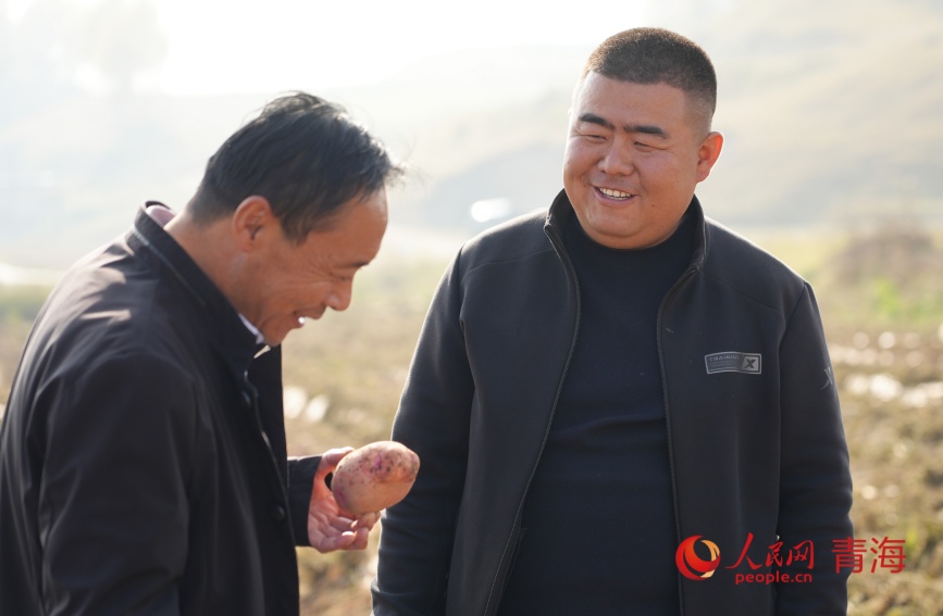 魏建平（左）和景欽鵬（右）交流。人民網(wǎng)記者 甘海瓊攝