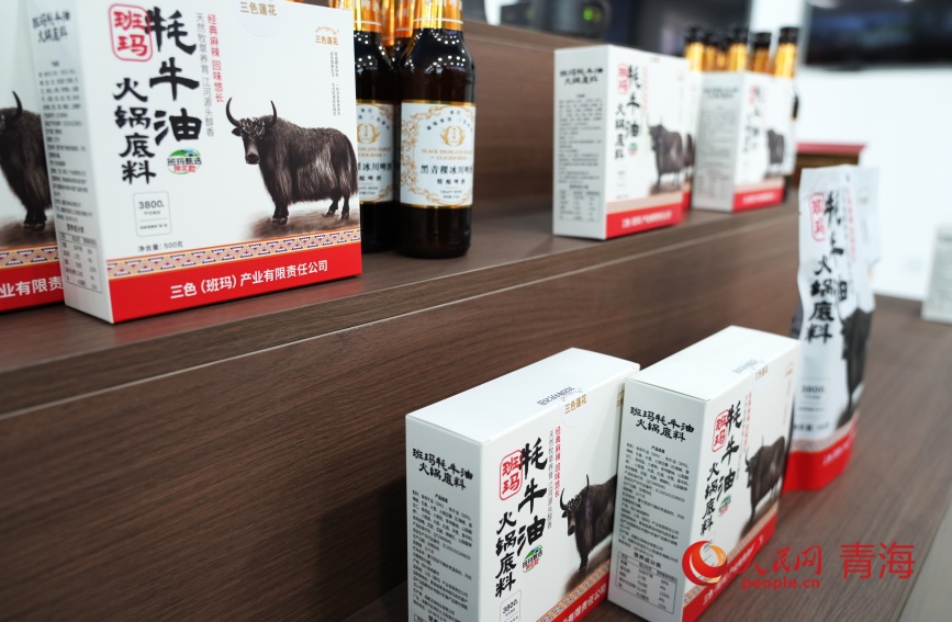 班瑪縣自行開發(fā)的牦牛油火鍋料。人民網(wǎng)記者 甘海瓊攝