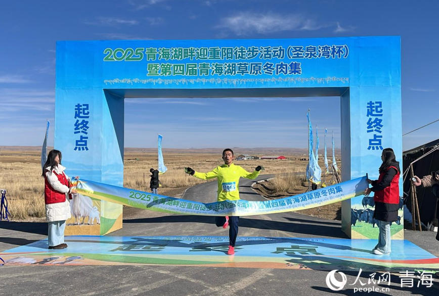 參賽選手沖過終點(diǎn)。實(shí)習(xí)生 馬司宇攝