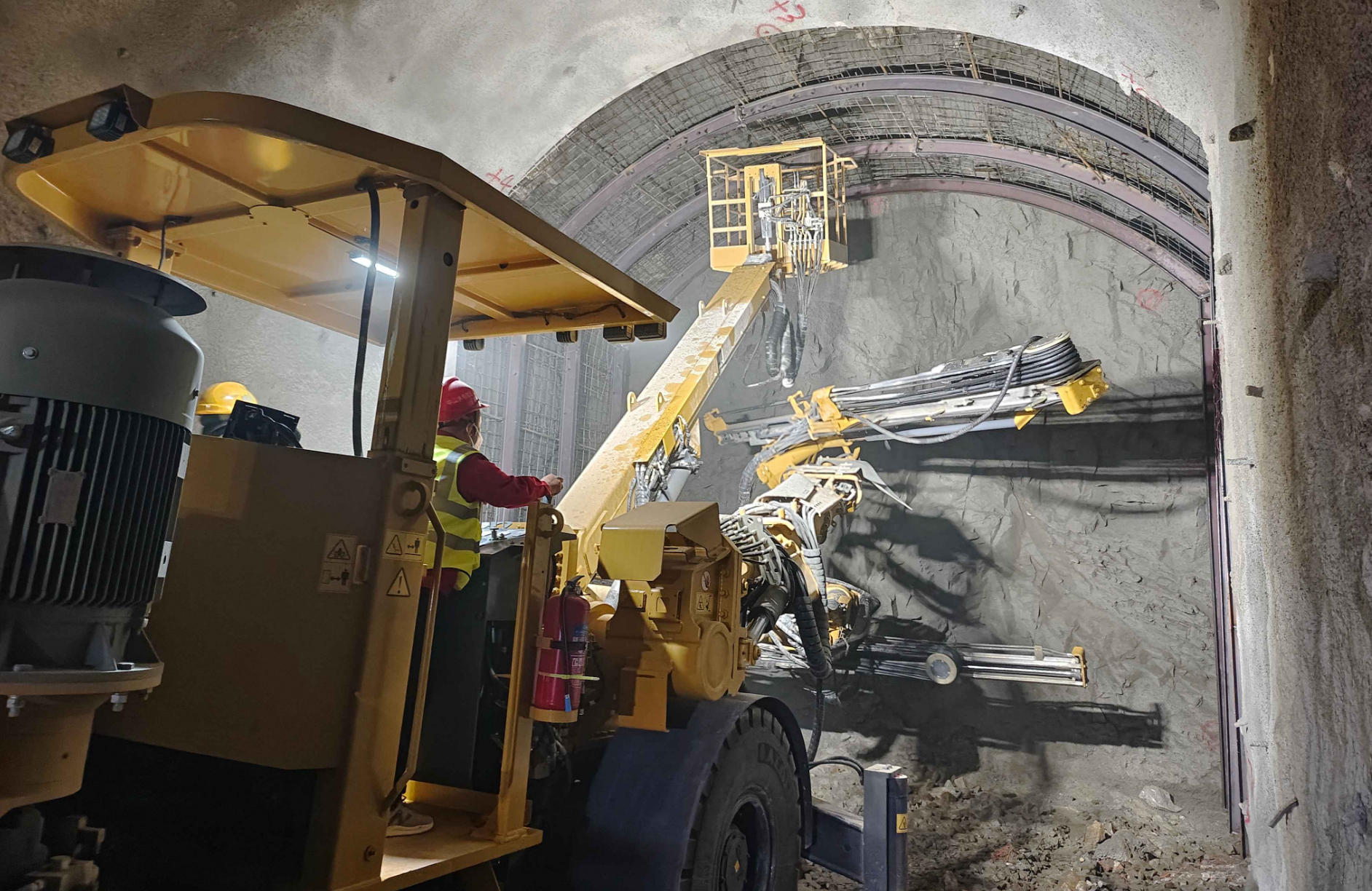 青海哇讓抽水蓄能電站施工人員正在對(duì)通安洞進(jìn)行支護(hù)施工?？剂紨z