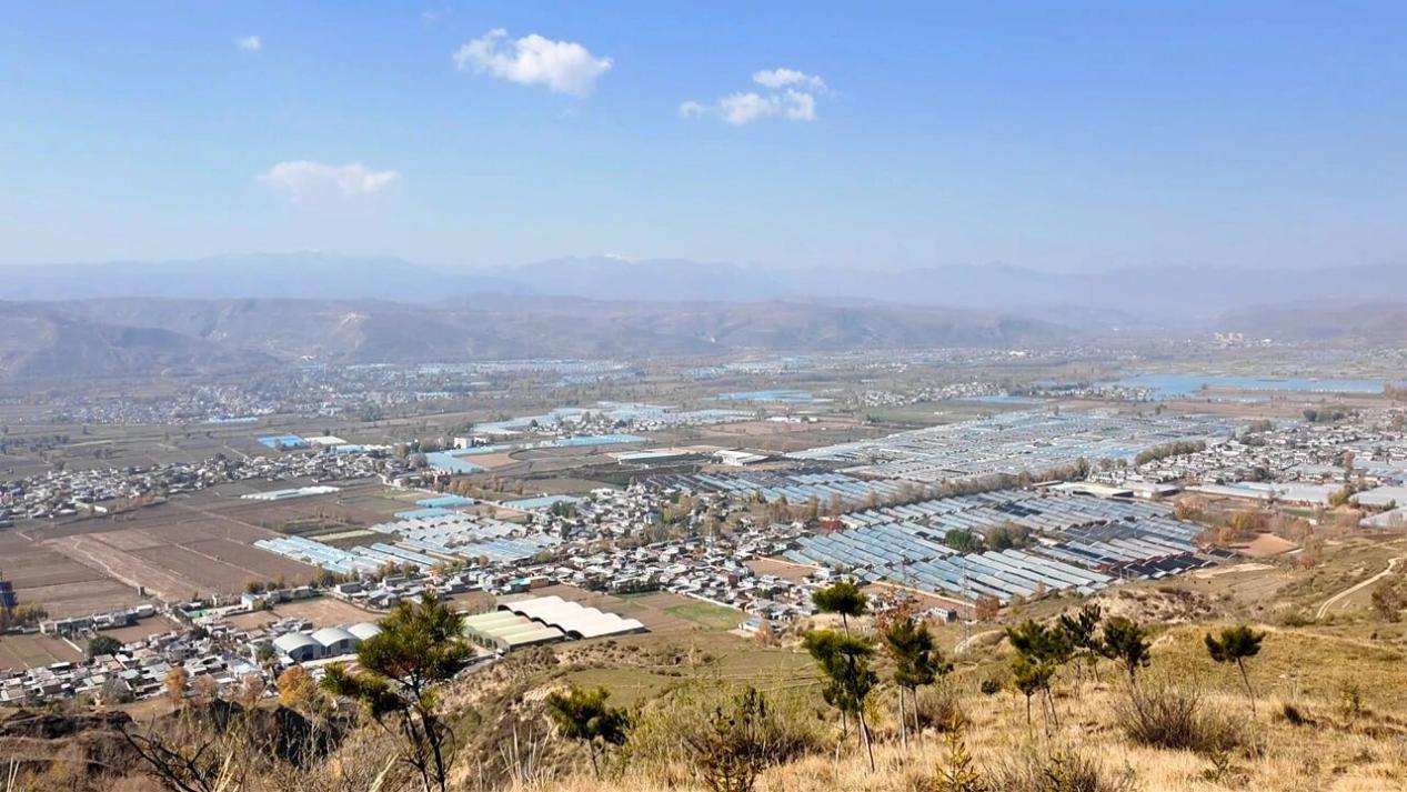 遠(yuǎn)眺巴達(dá)村。王文霞攝