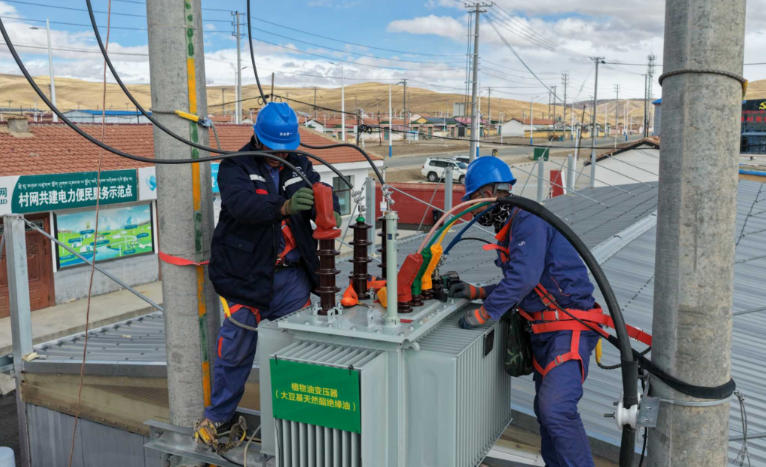 11月5日，由國網(wǎng)青海省電力公司研制的10千伏植物油配電變壓器在青?，敹嗫h瑪拉驛村完成安裝調試并掛網(wǎng)運行。劉玉斌攝