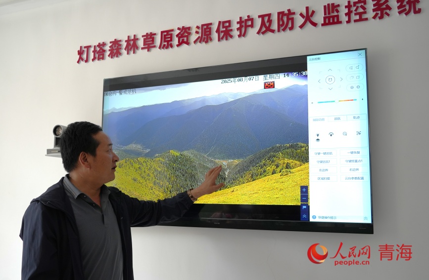 陶永明介紹預(yù)警監(jiān)控系統(tǒng)。人民網(wǎng)記者 甘海瓊攝