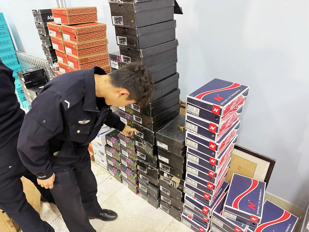 清點(diǎn)假冒商品。城北公安分局供圖