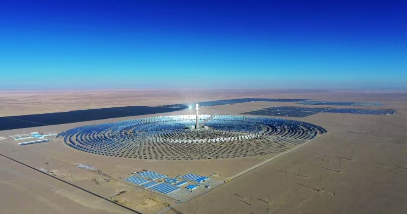 位于青海海西格爾木的50兆瓦塔式光熱電站。王國棟攝