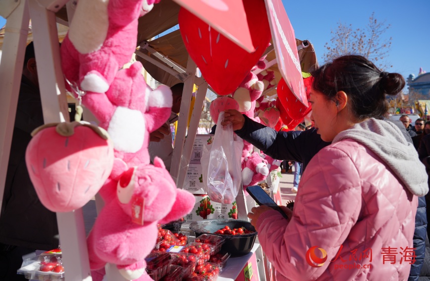 活動現(xiàn)場的農(nóng)產(chǎn)品展區(qū)。人民網(wǎng)記者 甘海瓊攝