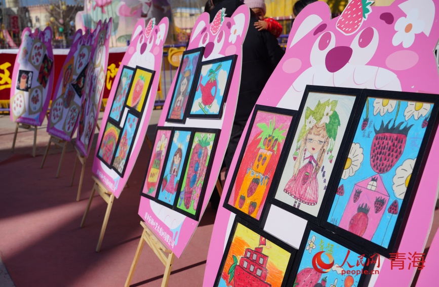 草莓主題繪畫(huà)展。人民網(wǎng)記者 甘海瓊攝