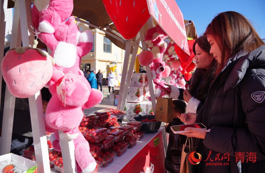 游客在市集上購買農(nóng)特產(chǎn)品。人民網(wǎng)記者 甘海瓊攝