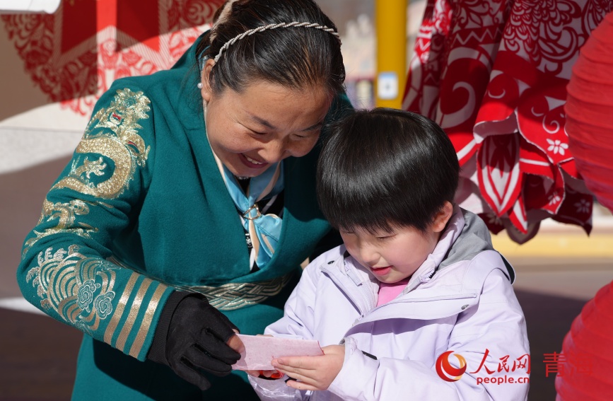 小朋友的剪紙?bào)w驗(yàn)。人民網(wǎng)記者 甘海瓊攝