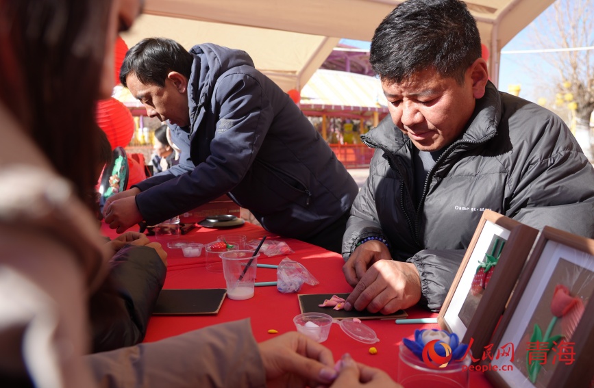 面塑體驗(yàn)。人民網(wǎng)記者 甘海瓊攝