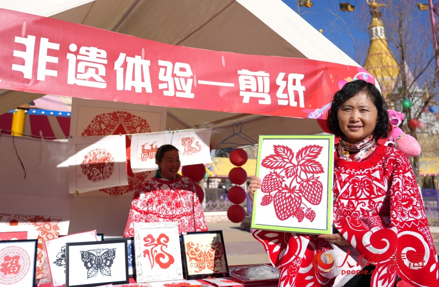 草莓主題剪紙。人民網(wǎng)記者 甘海瓊攝