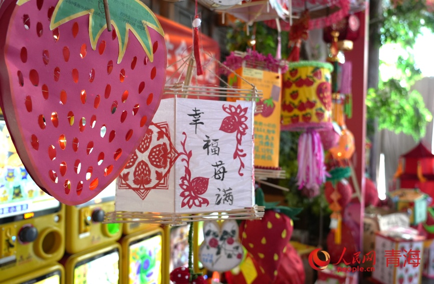 草莓主題花燈。人民網(wǎng)記者 甘海瓊攝