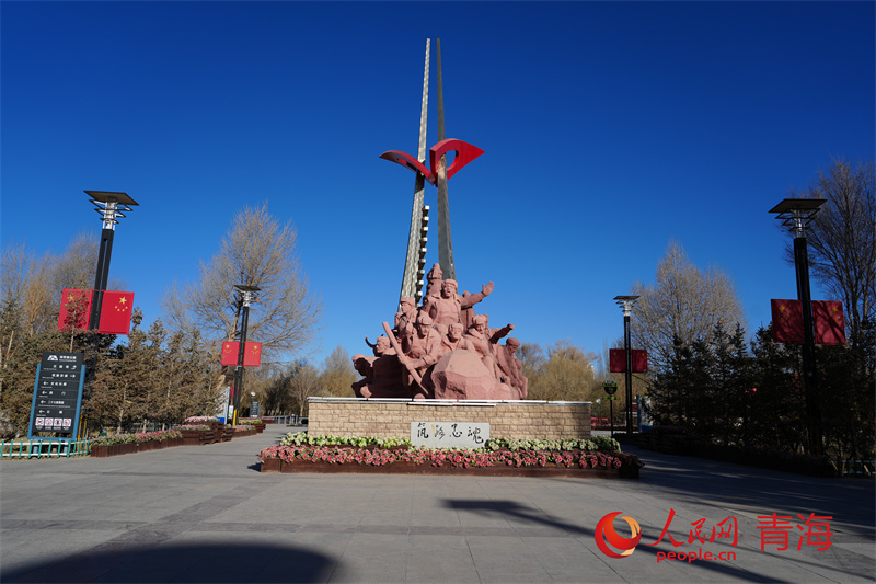 格爾木將軍樓公園“天路紀(jì)念塔”。人民網(wǎng) 馬可欣攝