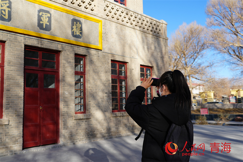 游客拍照打卡將軍樓。人民網(wǎng) 馬可欣攝