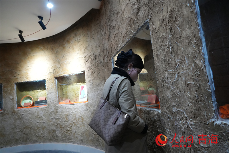 游客在青藏公路紀(jì)念館內(nèi)參觀各類展品。人民網(wǎng) 馬可欣攝