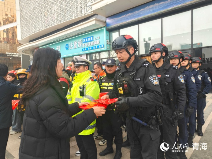 發(fā)放慰問金。實習生 李英杰攝