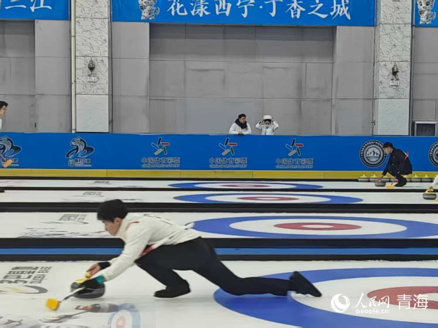 賽前熱身。實(shí)習(xí)生李英杰攝