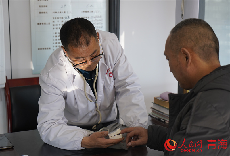 一群眾在青海省湟源縣東峽鄉(xiāng)下脖項村衛(wèi)生室就診。人民網(wǎng) 馬可欣攝