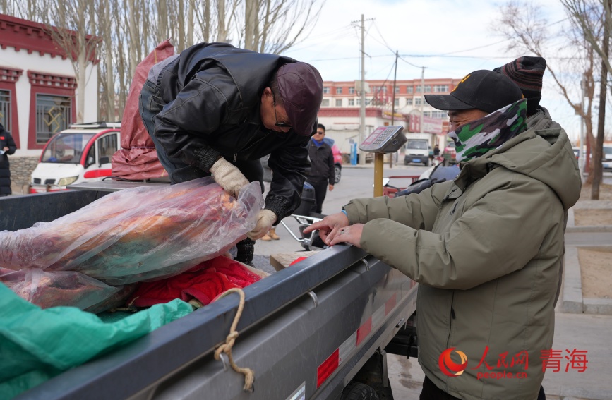 村民屯冬肉。人民網(wǎng)記者 況玉攝