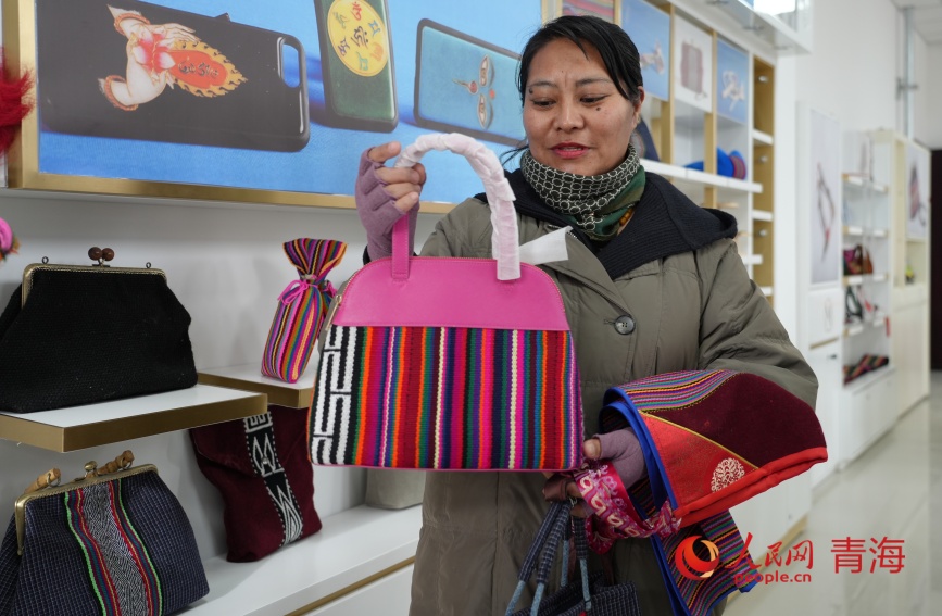 三木吉和她的氆氌手作包。人民網(wǎng)記者 況玉攝