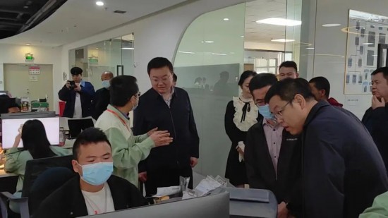 湟中區(qū)黨政代表團聽取介紹。湟中區(qū)融媒體中心供圖