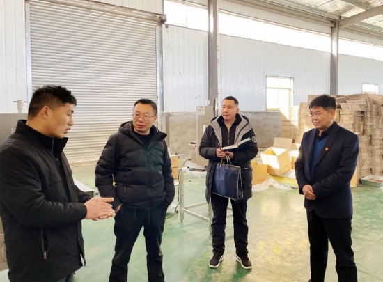 曹廷政深入企業(yè)走訪調(diào)研。國家稅務(wù)總局海西州稅務(wù)局供圖