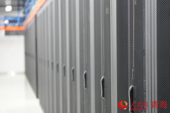 中國電信（國家）數(shù)字青海綠色大數(shù)據(jù)中心云計(jì)算數(shù)據(jù)機(jī)房。人民網(wǎng)記者 甘海瓊攝
