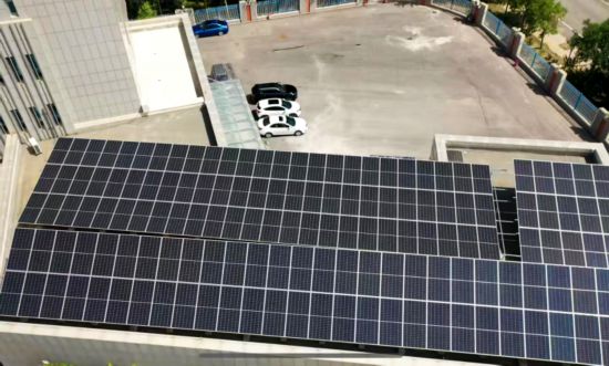 中國移動(dòng)青海大數(shù)據(jù)中心光伏發(fā)電用于大數(shù)據(jù)中心運(yùn)轉(zhuǎn)。青海移動(dòng)供圖