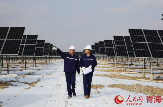 塔拉灘的光伏光熱園區(qū)內(nèi)，工作人員正在對(duì)光伏廠區(qū)進(jìn)行巡檢。人民網(wǎng) 馬可欣攝